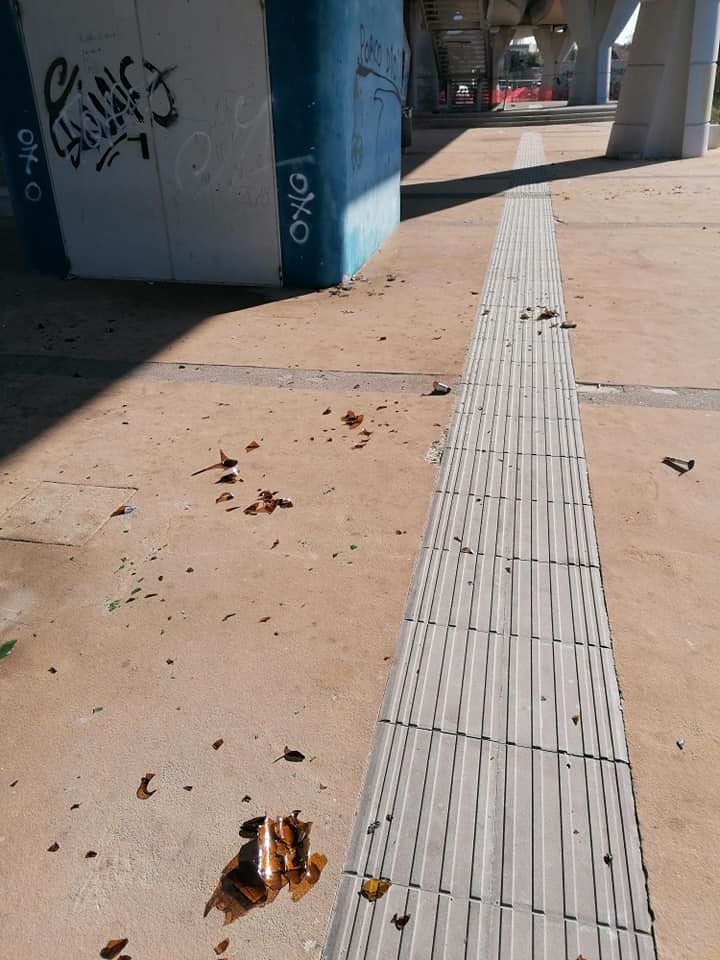 Monserrato, la stazione ferroviaria sembra un campo da guerra: “Ecco come la riducono i vandali, chi controlla?”