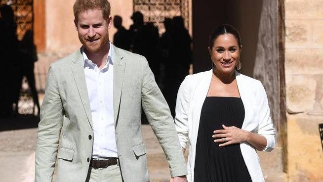 Harry e Megan autonomi dalla famiglia reale: “Carlo minaccia di tagliare i viveri a figlio e nuora”