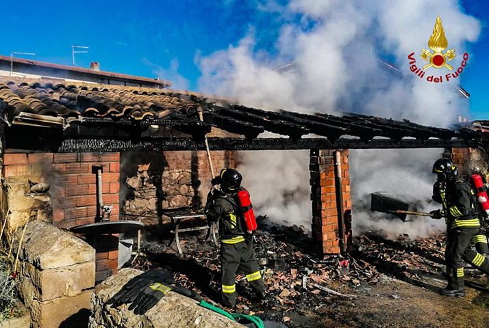 Narcao, va in fiamme un deposito di attrezzi e sfiora una casa: i vigili spengono il fuoco