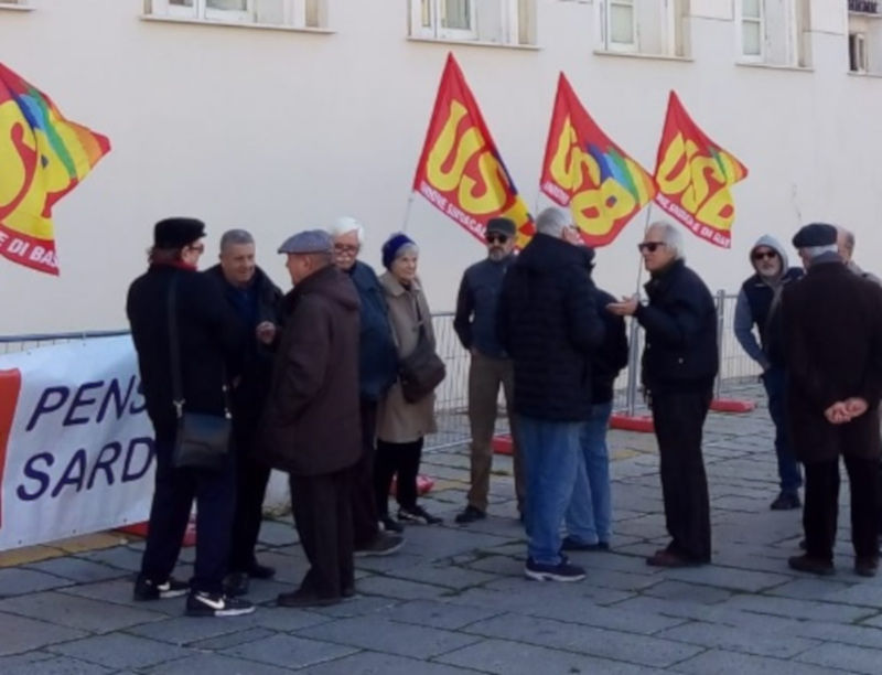 La rabbia dei pensionati di Cagliari: “Noi, senza bonus e con meno di mille euro al mese”