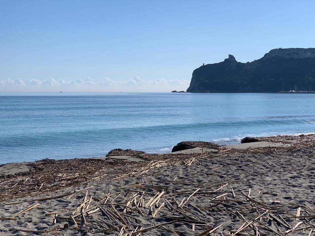 14 gennaio 2020, fantastico Poetto a Cagliari con 18 gradi: i bambini con le canne giocano agli indiani