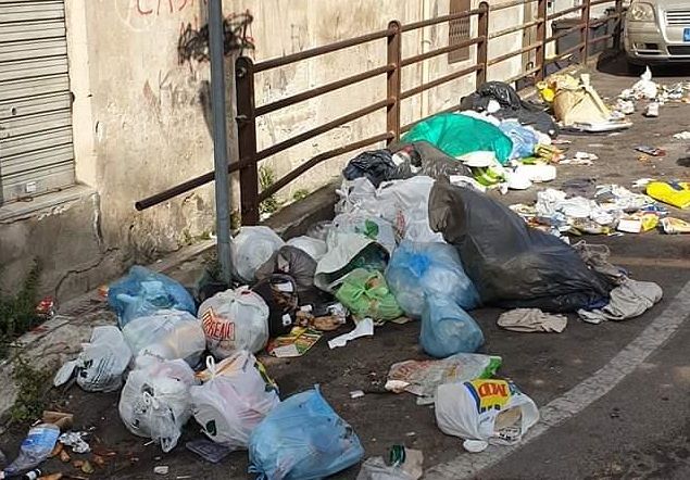 Cagliari, spazzatura anche dal cielo: a Is Mirrionis la sera c’è il “lancio del sacchetto”