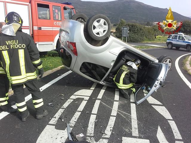 San Giovanni Suergiu, incidente sulla 126: due auto coinvolte, i Vigili del Fuoco estraggono un ferito