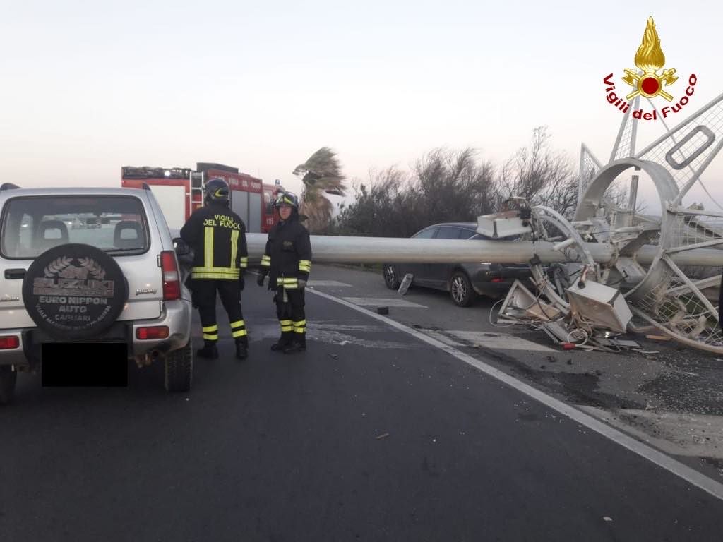 Il vento forte sferza il Cagliaritano: pali crollati, alberi abbattuti, grondaie divelte