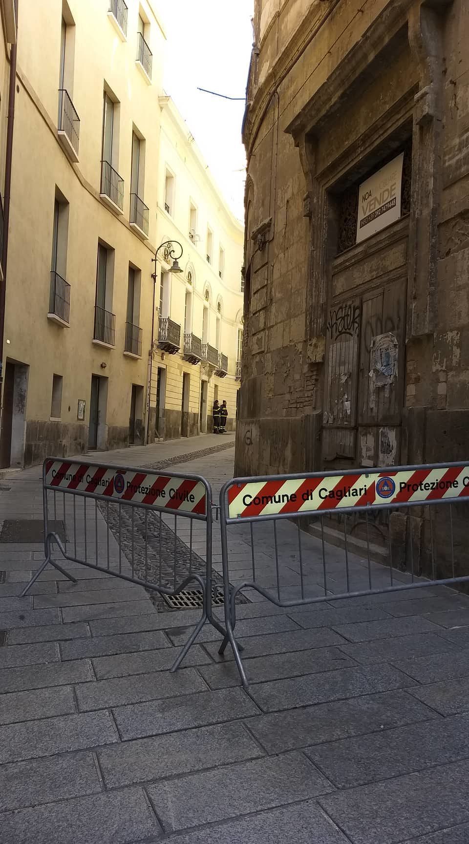 Cagliari, cade un pezzo di cornicione da un palazzo a Castello: danneggiata un’auto in sosta