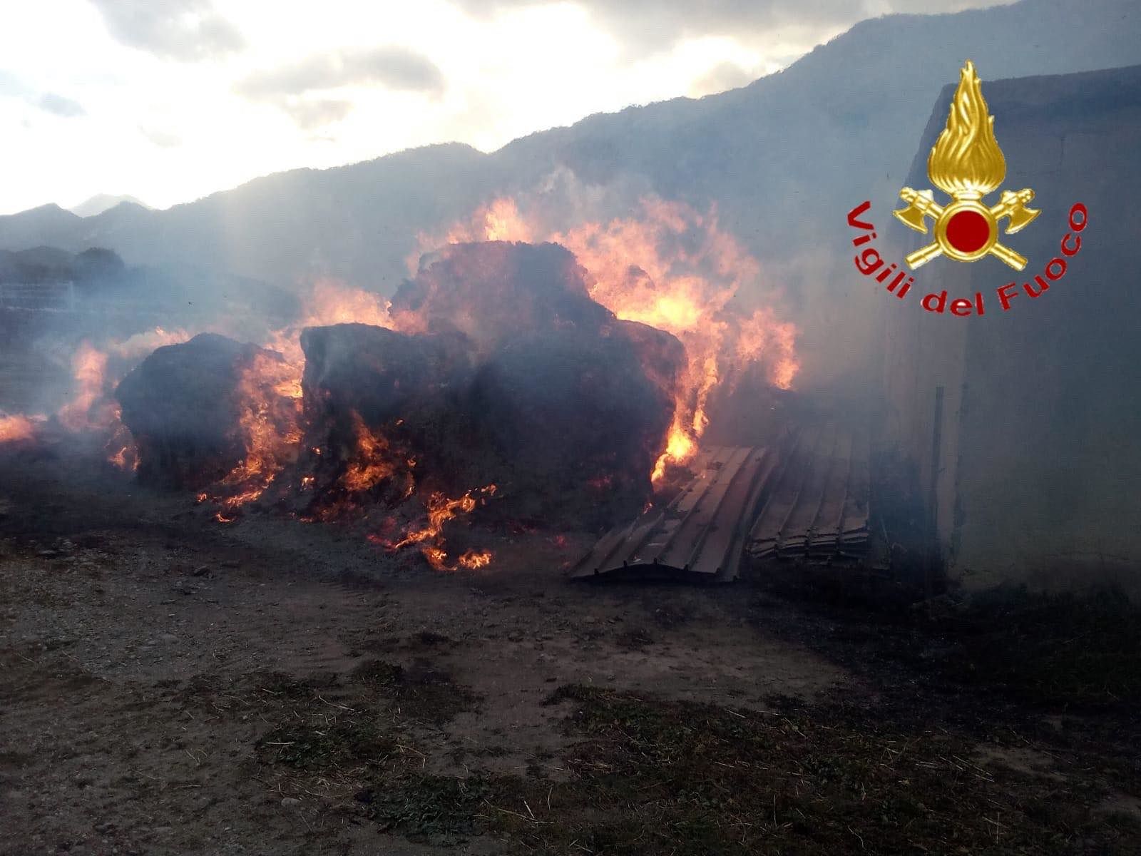 Scoppia un incendio in un pagliaio a Siniscola: sul posto i vigili del fuoco