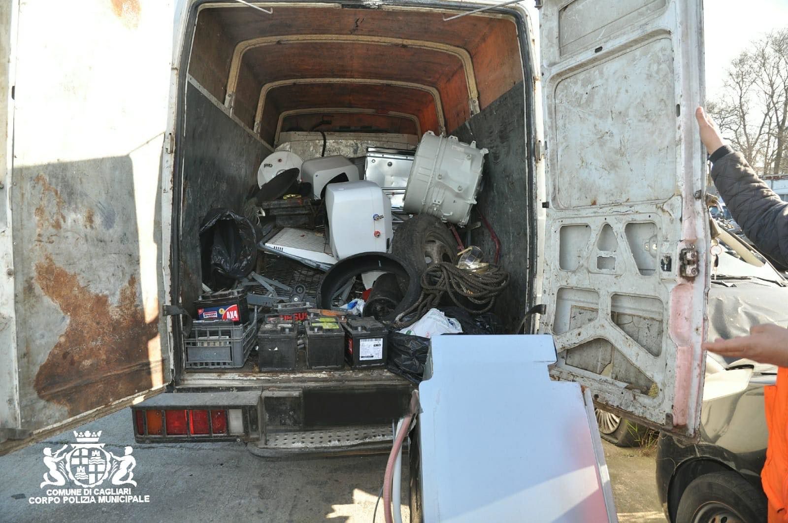 Trasportava sul furgone elettrodomestici e batterie esauste: denunciato 26enne di Quartu