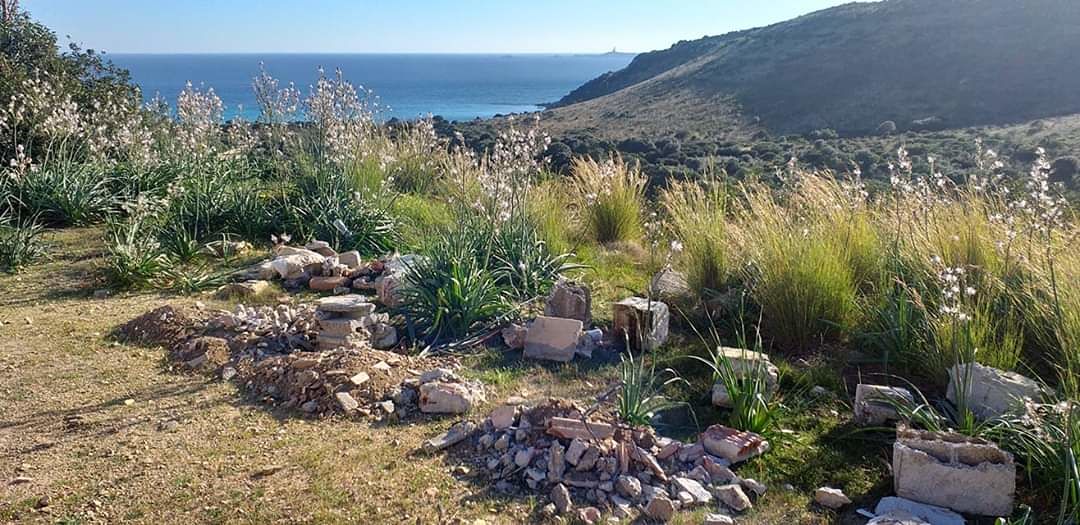 Rifiuti abbandonati sulla panoramica tra Villasimius e Castiadas: “Chi ha fatto tutto questo da quale virus è affetto?”