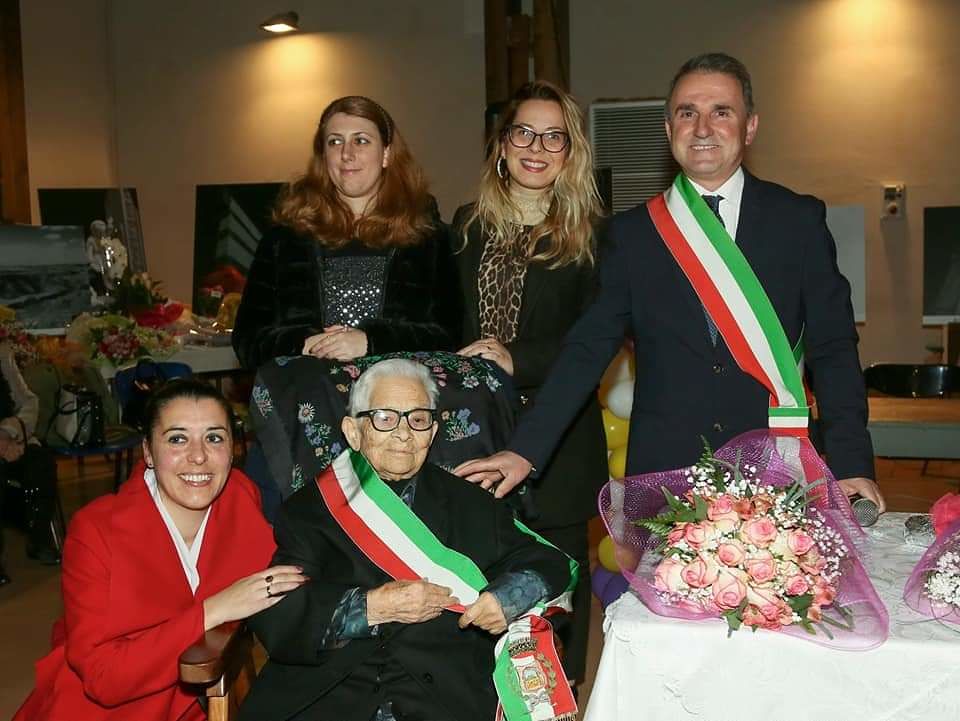 Serrenti, tzia Iolanda compie 100 anni e festeggia con la fascia tricolore