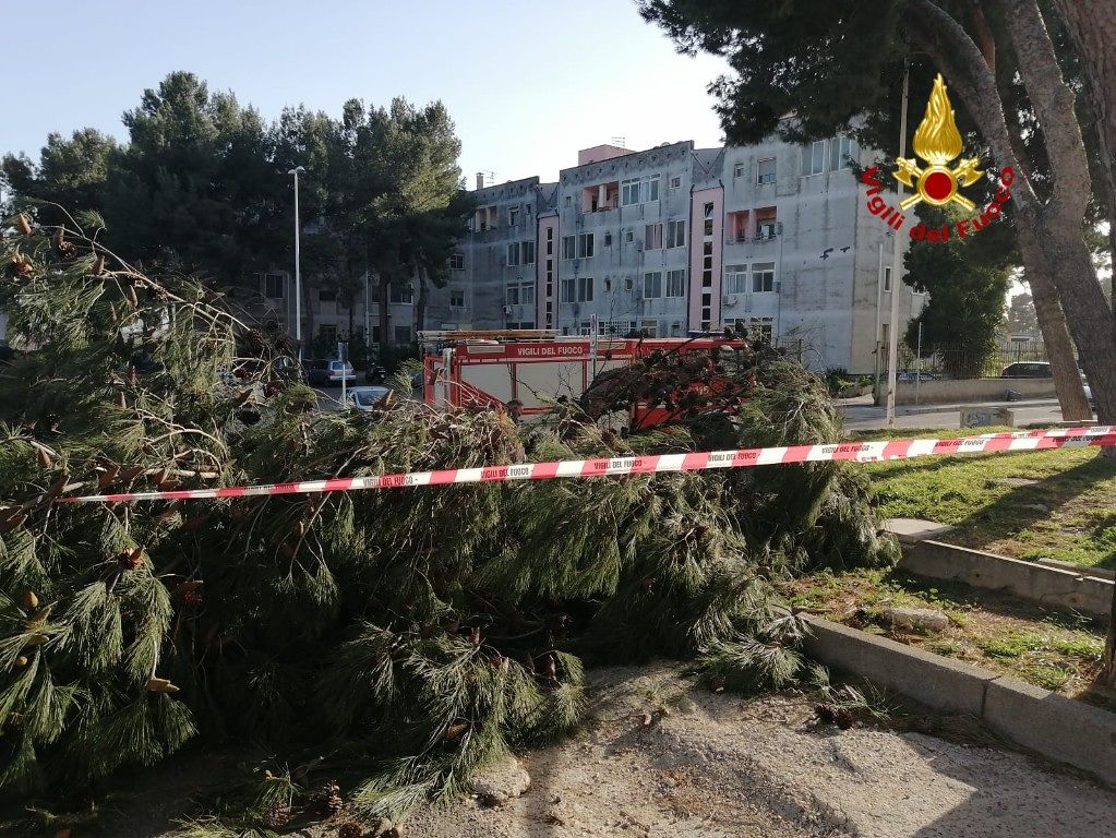 Il maestrale travolge Cagliari: “Massima prudenza negli spostamenti”