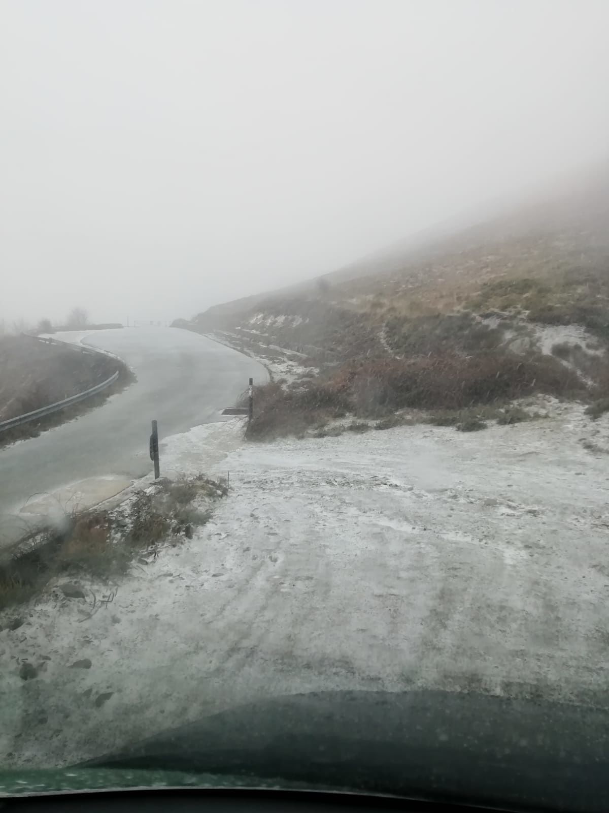 Freddo e vento in Sardegna, arriva anche la neve: fiocchi bianchi sul Bruncu Spina