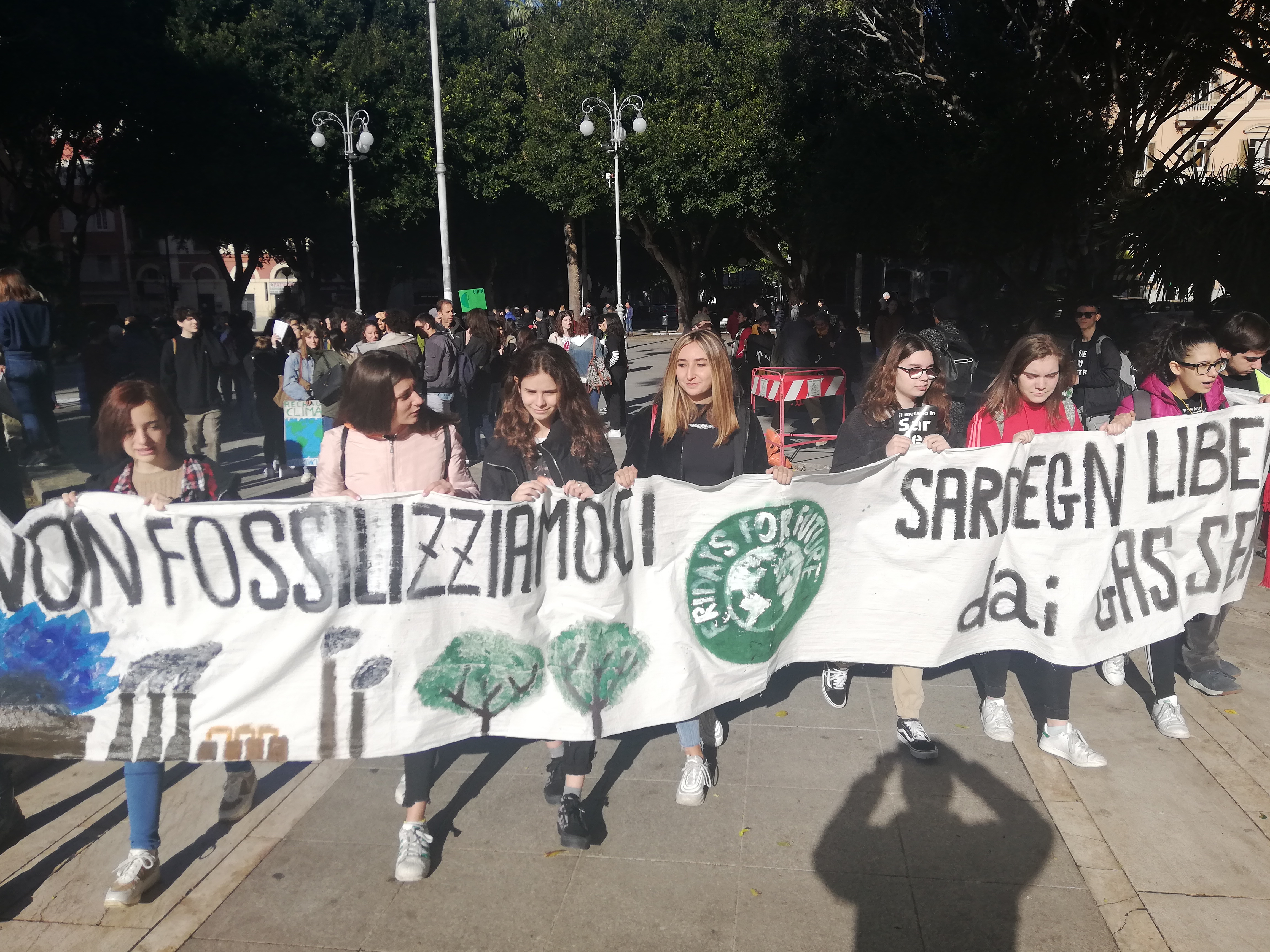 Studenti in corteo a Cagliari “contro il metano: a San Valentino meglio bruciare di passione” 