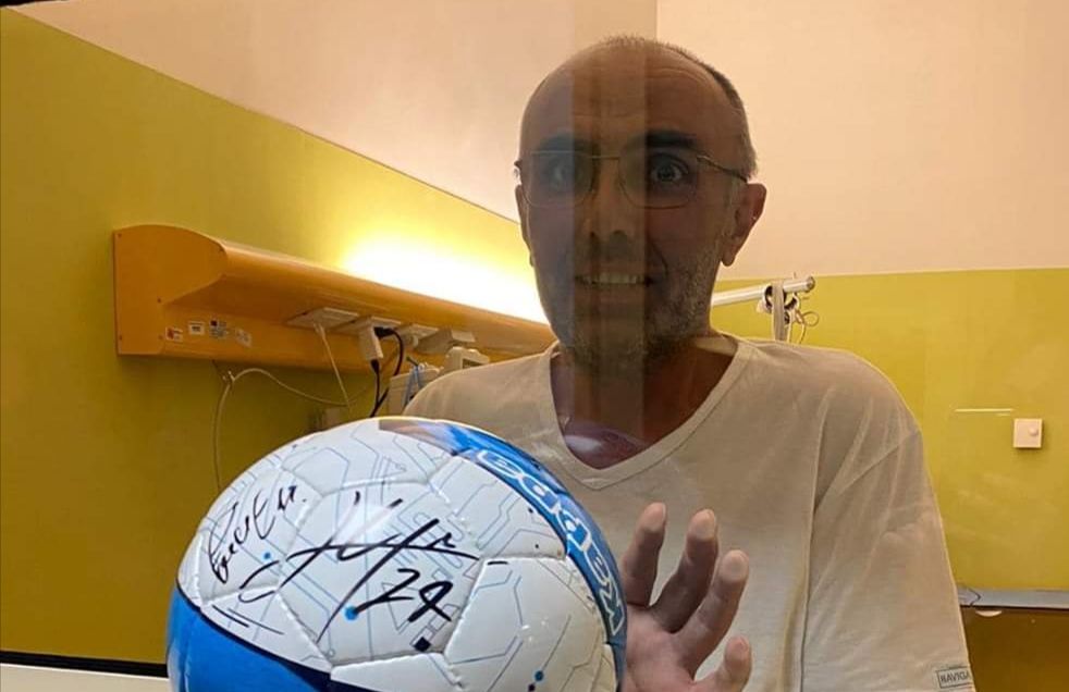 Cagliari, il dono speciale di Rita al marito malato: “Il pallone autografato dai giocatori del Napoli”