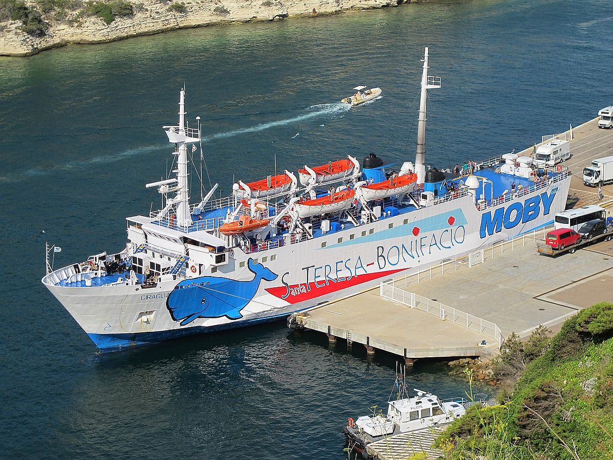 Traghetto Moby colpisce uno scoglio: interrotti i collegamenti tra Sardegna e Corsica