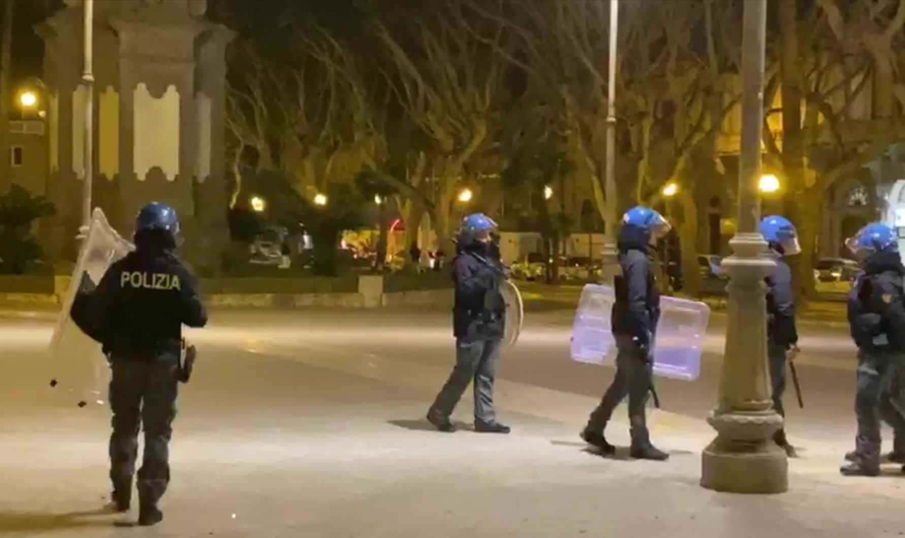 Cagliari, urla e litigi tra ubriachi in piazza del Carmine: fermato uno straniero