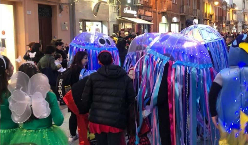 Pirati, pagliacci e le meduse-ombrello: a Cagliari impazza il Carnevale