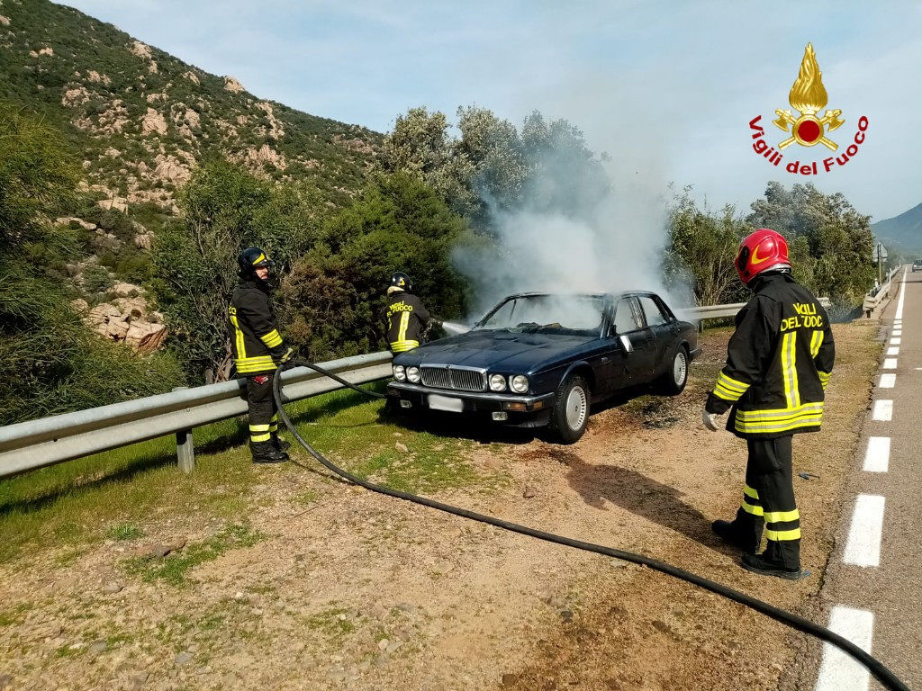 Paura sulla Ss 125, auto in fiamme in una piazzola di sosta