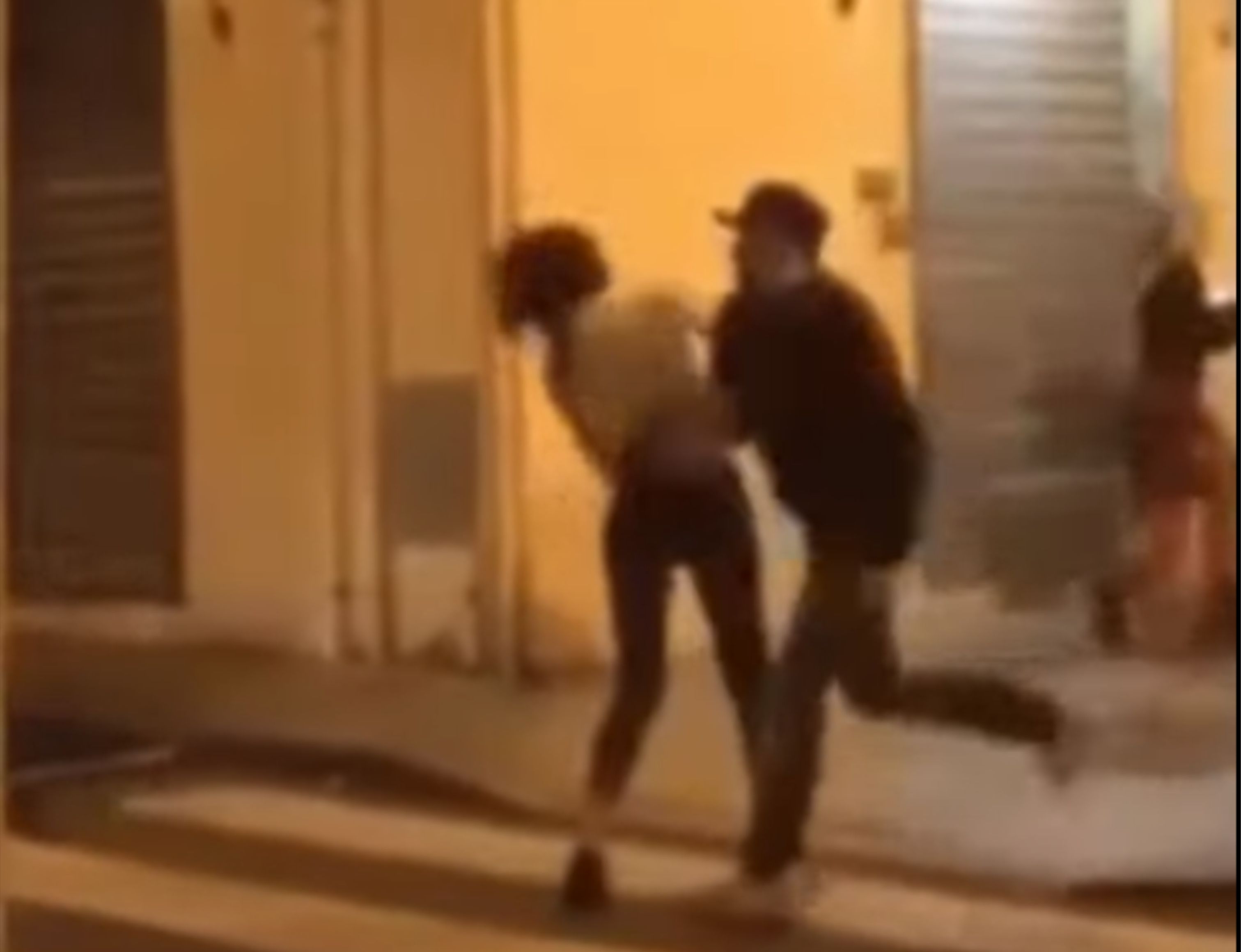 Choc in Sardegna, due transessuali pestate a sangue fuori da un locale: “Violenza di massa”