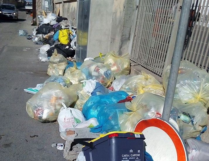 Caos rifiuti, mega discarica in viale La Playa: “A Cagliari c’è l’Aliga’s Cup”