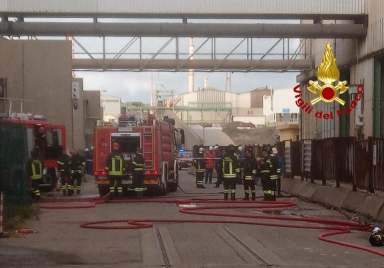 Paura a Portoscuso, incendio nella vecchia centrale dell’Enel