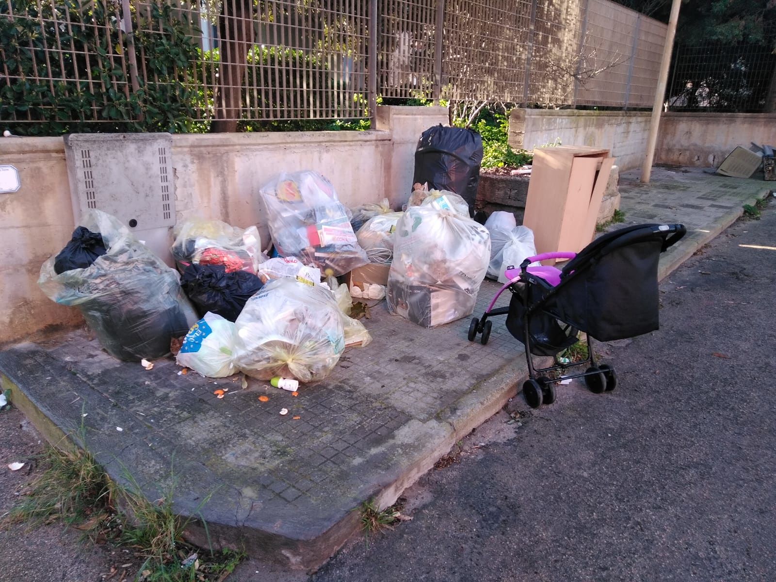 Porto Torres, task force della Polizia Locale contro i furbetti del sacchetto selvaggio