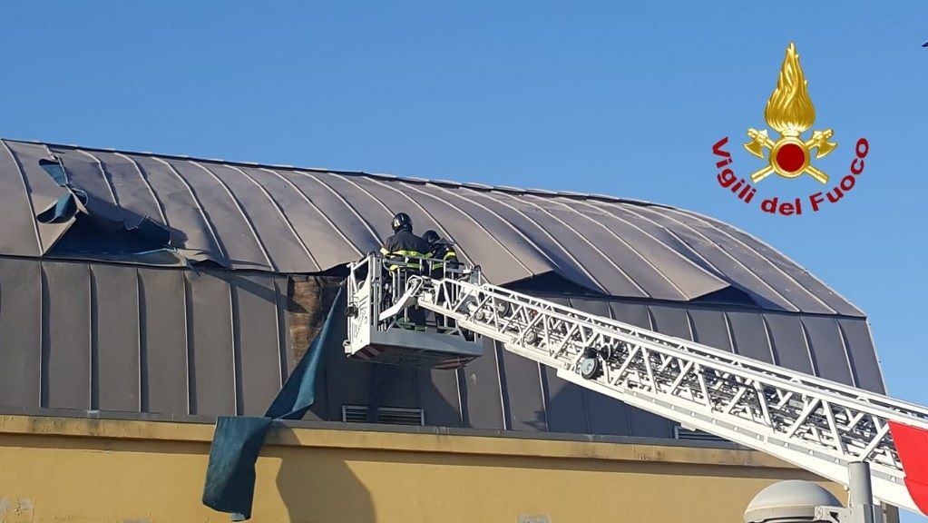 Cagliari, copertura danneggiata dalla bufera: chiude la piscina di Terramaini
