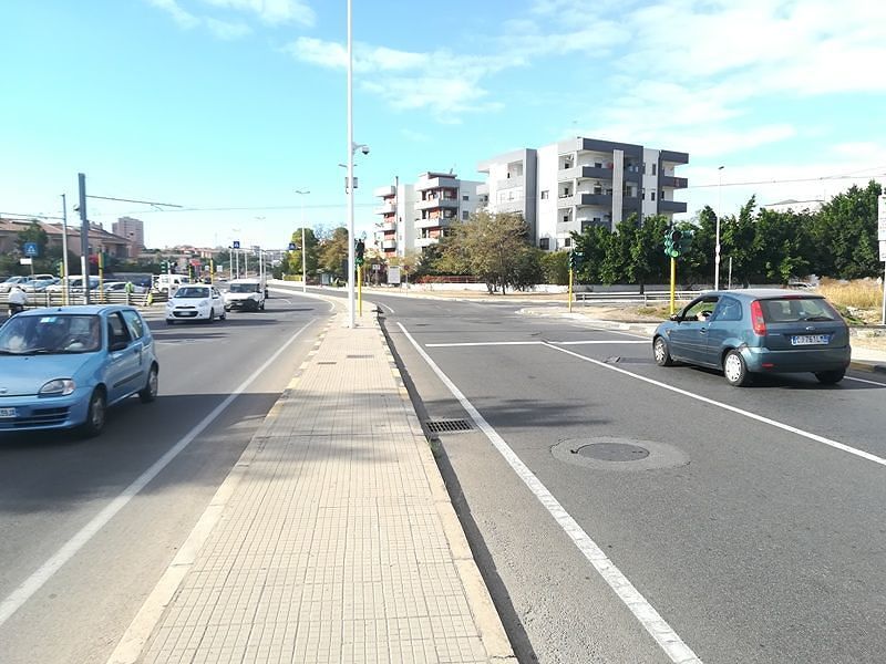 Cagliari, auto a tutta velocità sfiorano i passanti e uccidono gatti: pista di formula 1 in via Vesalio
