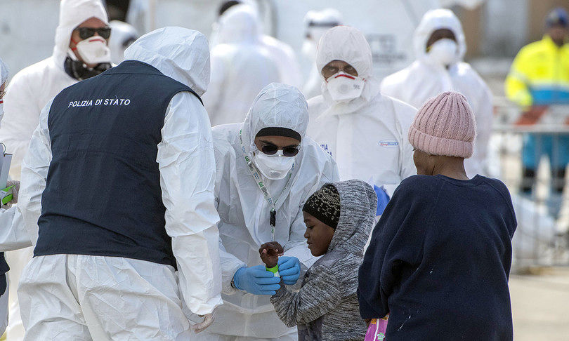 Coronavirus, Galli: “Ecco perché gli immigrati vengono risparmiati”