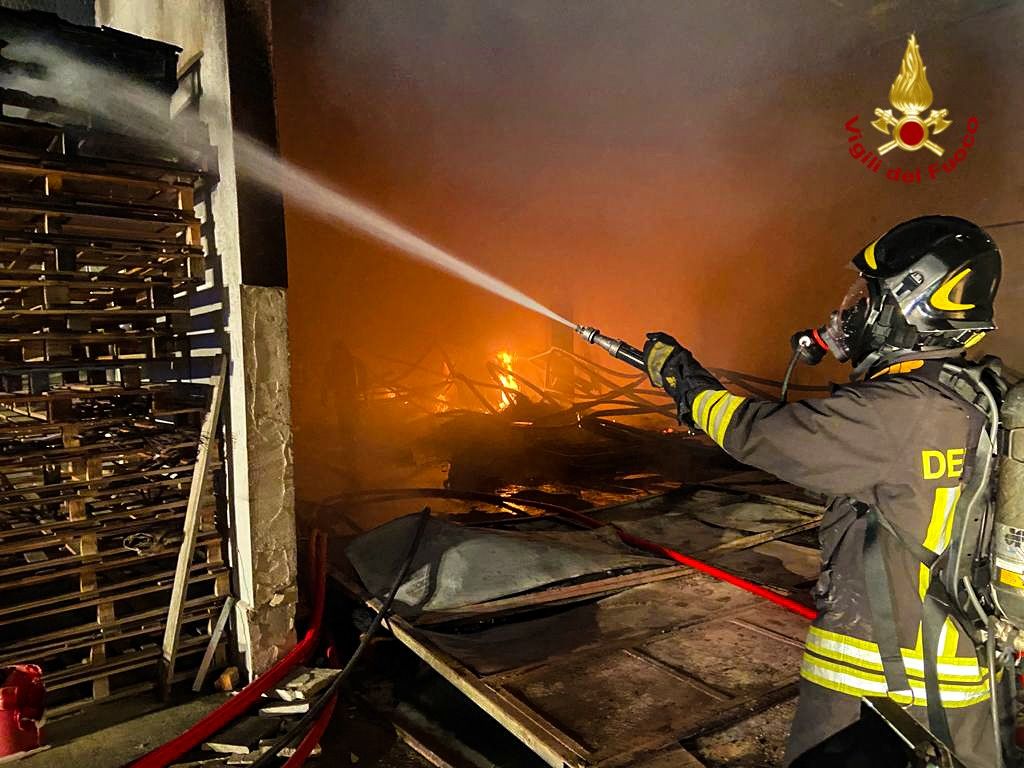 Fiamme nella notte a Selargius: distrutto un capannone per lo stoccaggio di carbone e pellet