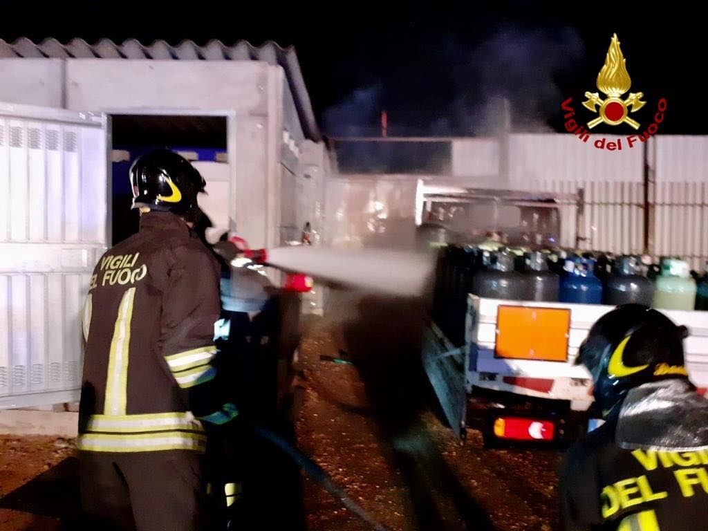 Paura a Quartu, in fiamme nella notte un furgone con decine di bombole