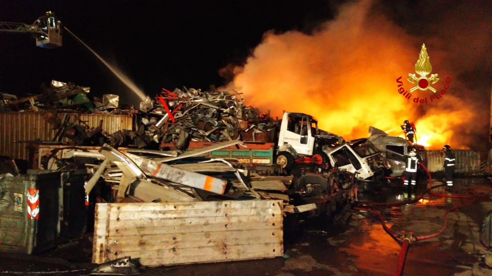 Paura a Sestu per il maxi incendio all’Eco Silam, 15 Vigili del fuoco in azione