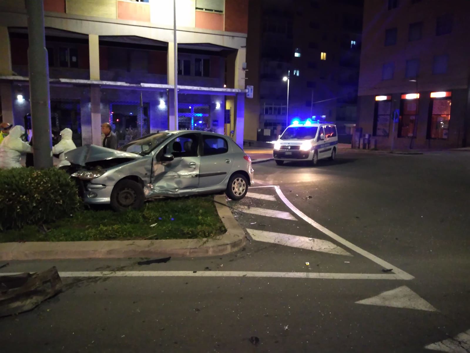 Cagliari, consegnano cibo a domicilio e si scontrano alla rotonda: due fattorini finiscono all’ospedale