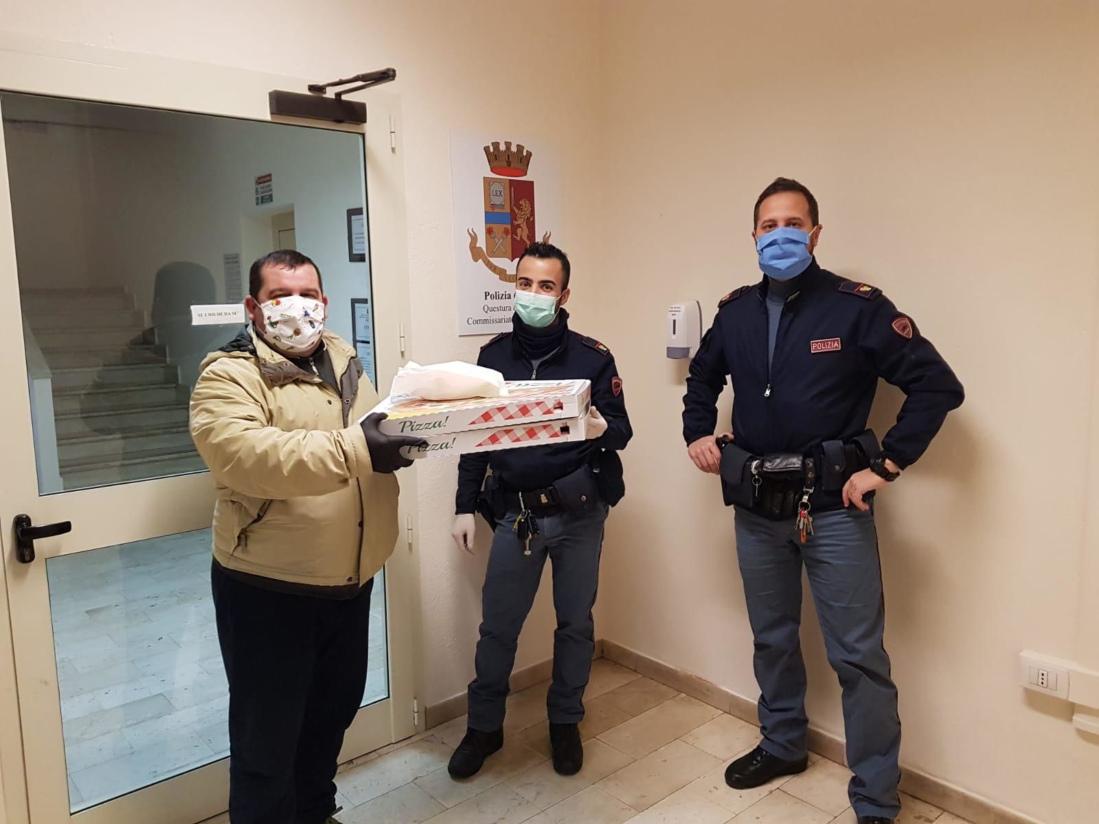 Maxi pizze gratis per i poliziotti di Iglesias in trincea contro il Coronavirus
