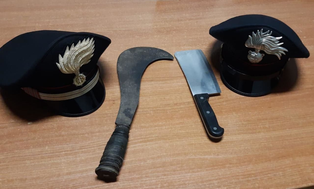 Niente patente ma due roncole nell’auto, 29enne di Assemini finisce nei guai a Decimomannu 