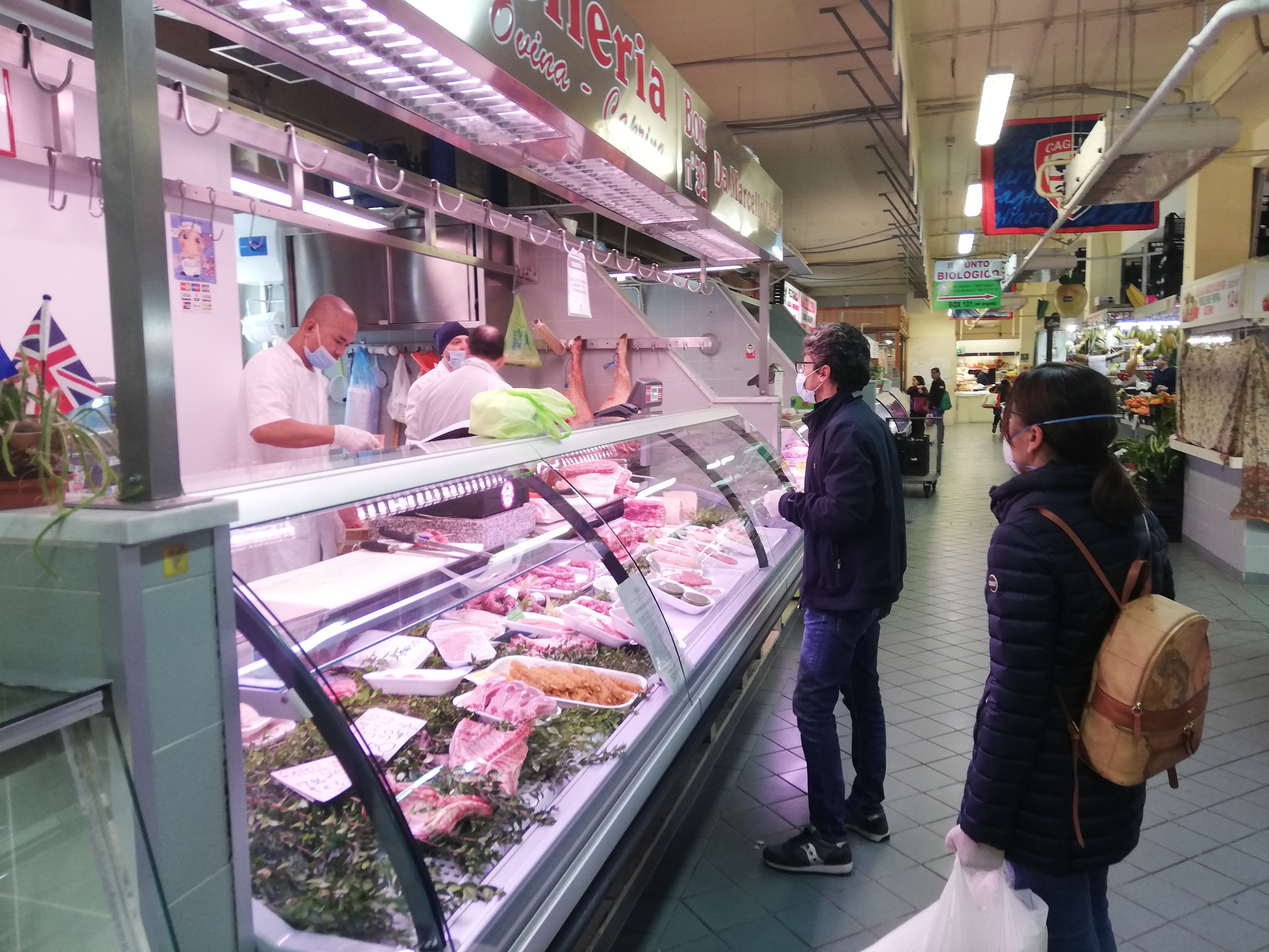 Coronavirus, a Cagliari mercati semivuoti: pochi clienti e boxisti con mascherina e guanti