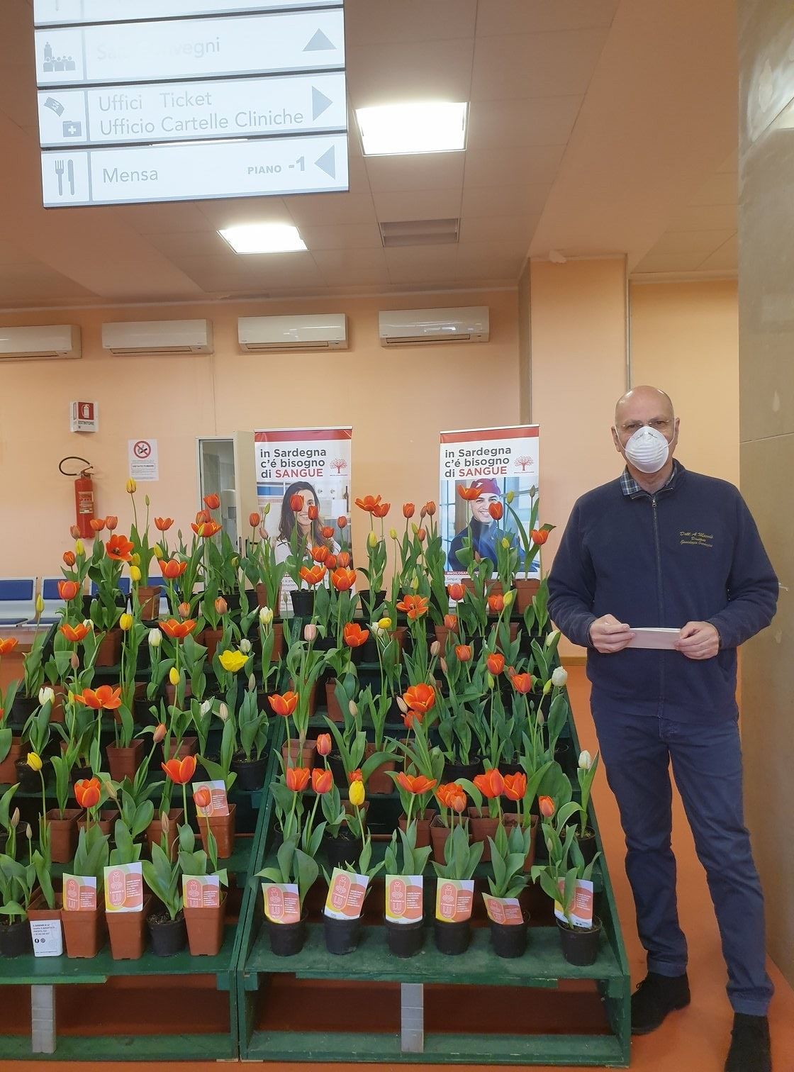 Cagliari, centinaia di tulipani donati all’Oncologico: “Portiamo colore in mezzo al buio del Coronavirus”