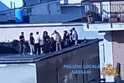 La festa di compleanno sull’attico non sfugge al drone: 16 studenti Erasmus denunciati in Sardegna