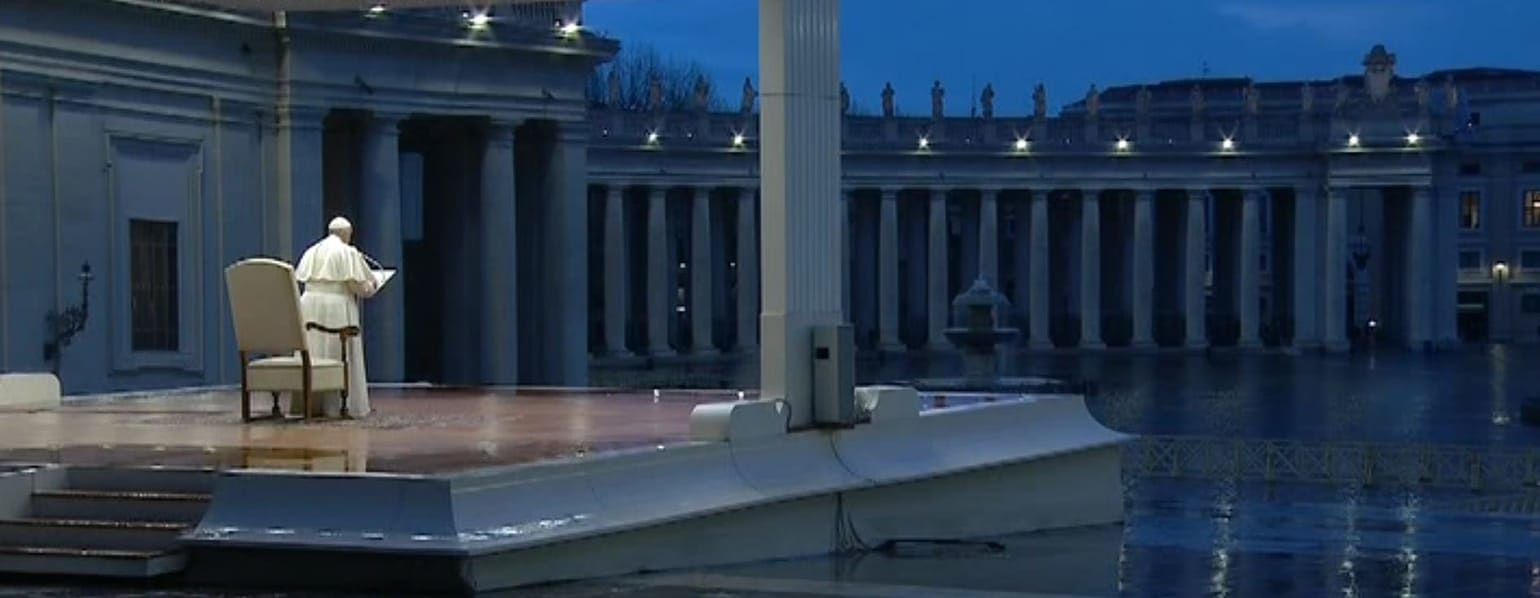 Papa Francesco, preghiera in mondovisione: “Dio, non lasciarci nella tempesta: fitte tenebre si sono addensate”