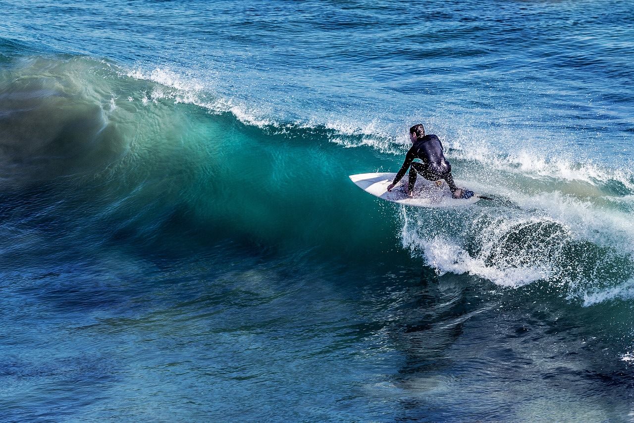 Fa surf al Poetto di Quartu davanti al Setar ignorando i divieti del virus: scoperto e denunciato