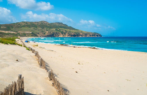 Esce di casa e fuma marijuana in spiaggia a Gonnesa: maxi multa a un 27enne