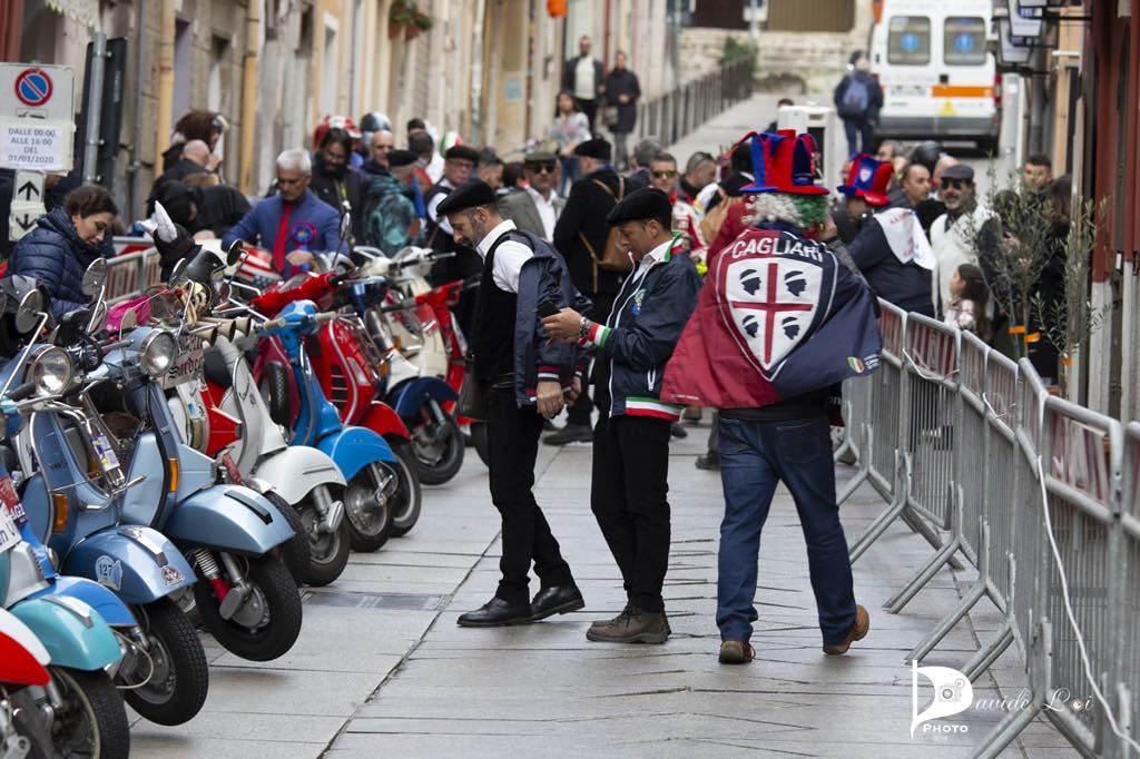 Facce da Vespiglia: tutte colorate con le bandiere del Cagliari, il corteo che ravviva il centro storico