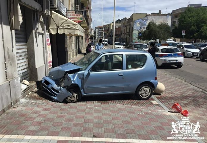 Cagliari, la 600 guidata da un 84enne si schianta sul muro di via Mandrolisai: conducente in ospedale