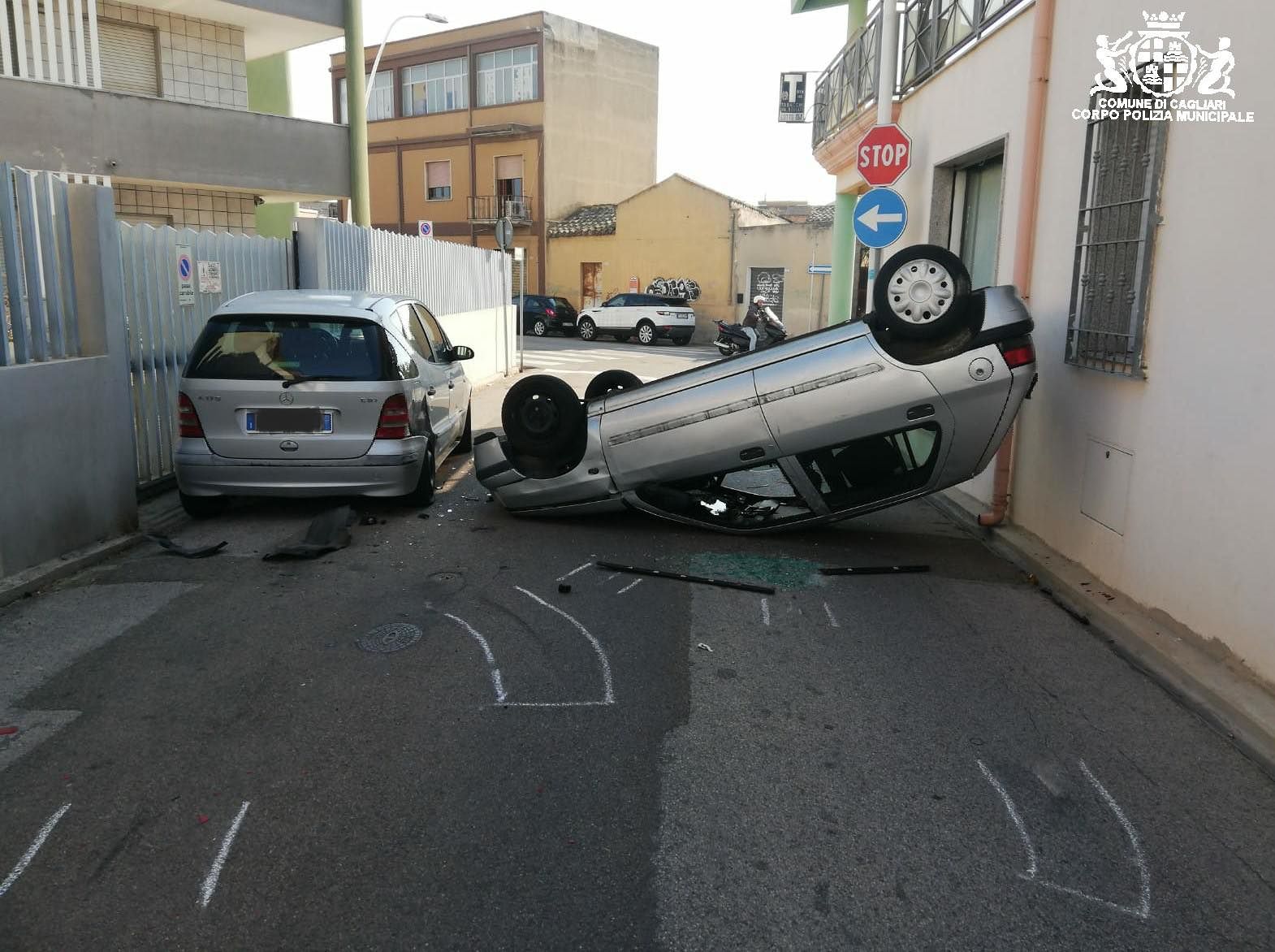 Pirri, perde il controllo dell’auto e finisce su una Mercedes in sosta: illeso il conducente
