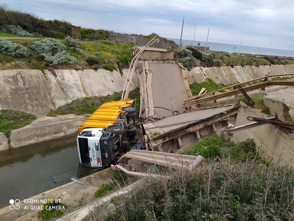 Gonnesa, crollato il ponte di ingresso al parcheggio di Funtanamare