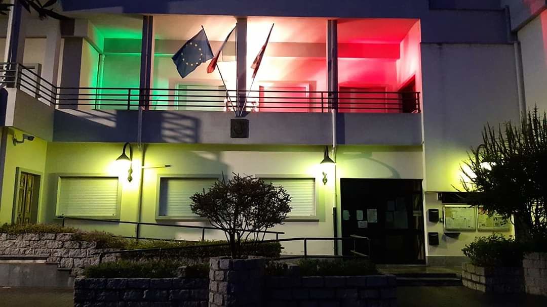 Decimomannu, luci di speranza nella città in lutto per Coronavirus: “Forza Decimo”