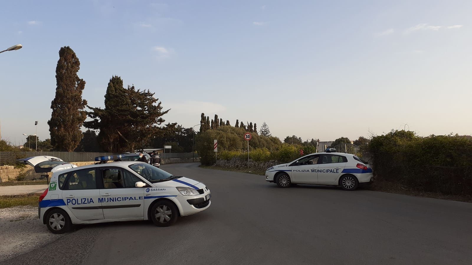 In auto “per fare un picnic a Platamona” a Pasquetta, famiglia multata