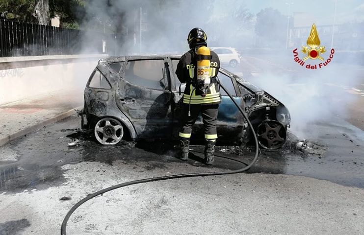 Assemini, auto in fiamme in pieno giorno in Corso Europa: momenti di tensione e paura