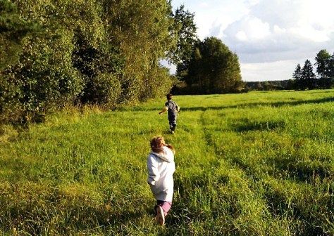Villacidro, bimbi in auto coi genitori e nei terreni di campagna: “Corse e giochi all’aria aperta”