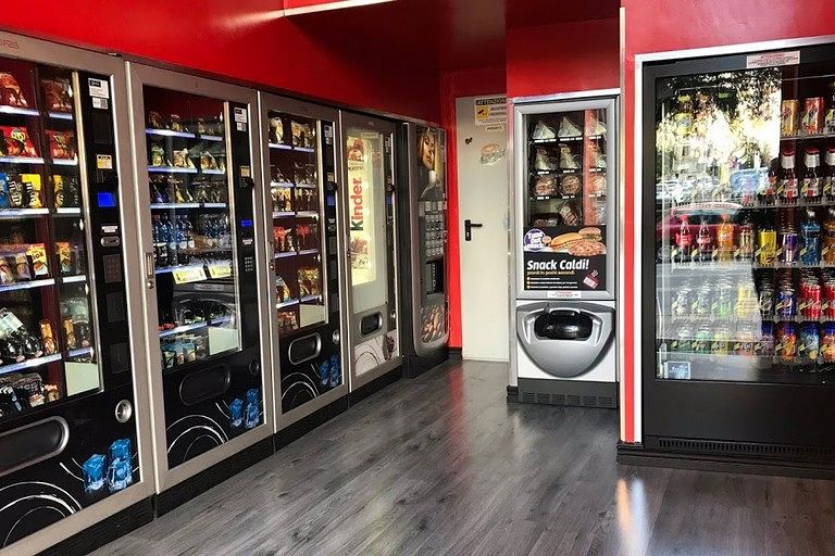 Cagliari, il Tar riapre i distributori automatici di bibite: “Sono come le rivendite di generi alimentari”