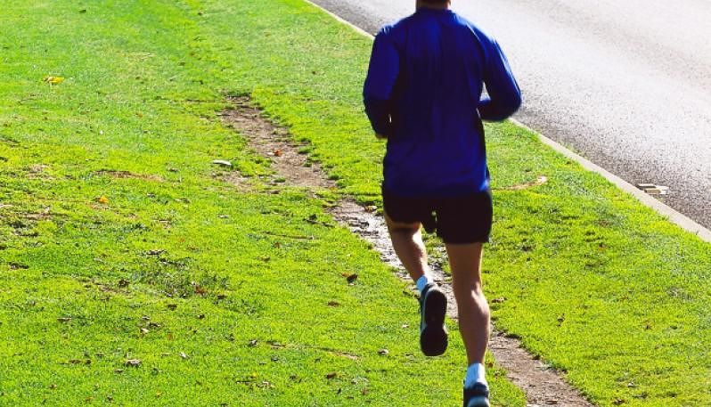 Coronavirus e jogging, l’infettivologo: “La corsetta fuori casa può far contagiare altre persone”